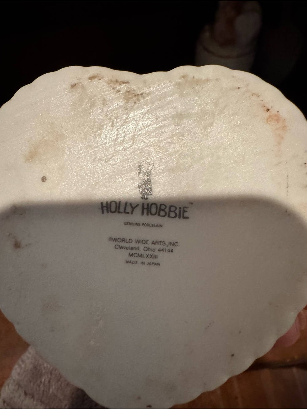 This is a vintage 1973 Holly Hobbie genuine porcelain heart-shaped trinket box. - Picture 2 of 4